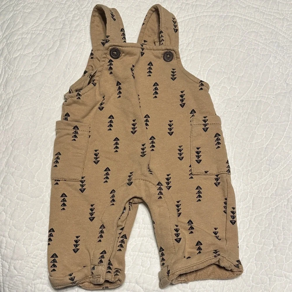 0-3 months boy bundle carters onesie,‎ green pants and khaki overalls
